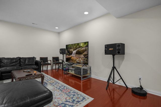 390 Laurel Oak Lane, Heath, OH 43056
