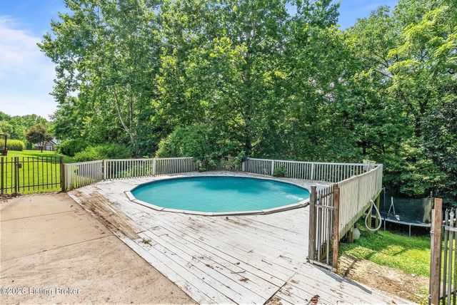 6226 Camden Cir, Crestwood, KY 40014