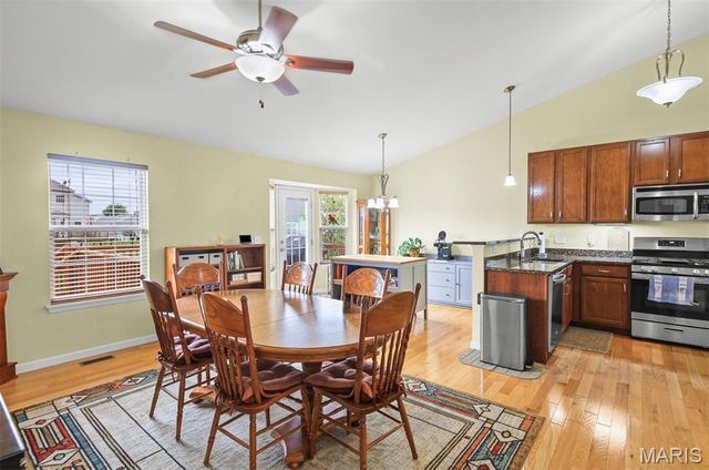 6852 Kensington Drive, Maryville, IL 62062