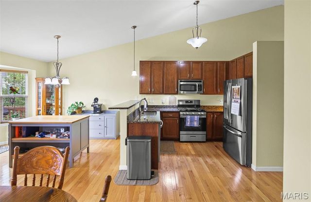 6852 Kensington Drive, Maryville, IL 62062