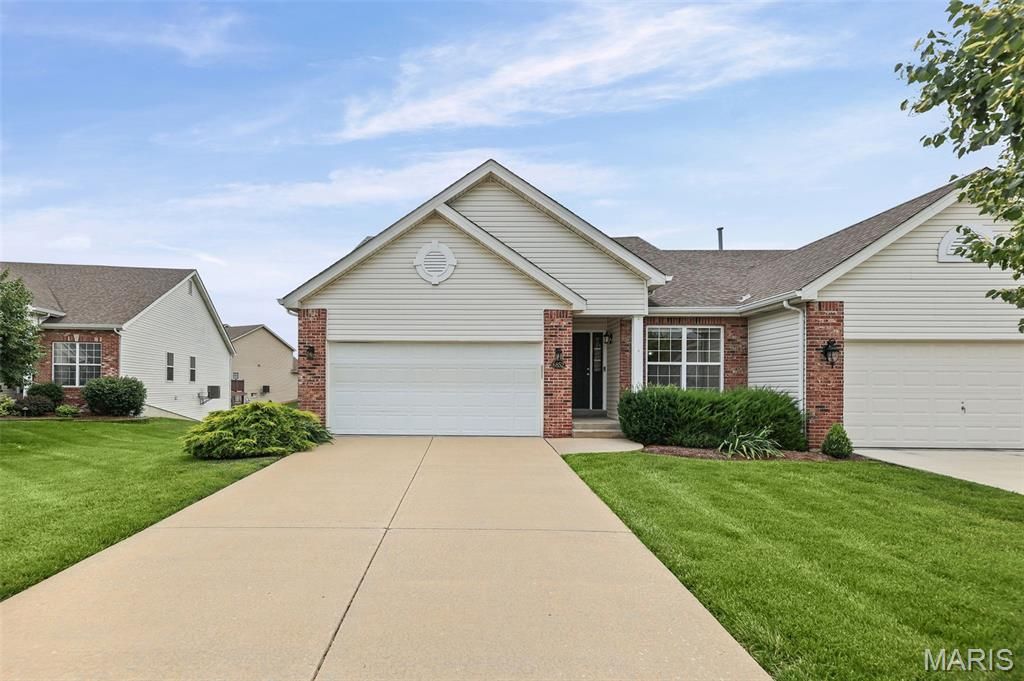 6852 Kensington Drive, Maryville, IL 62062