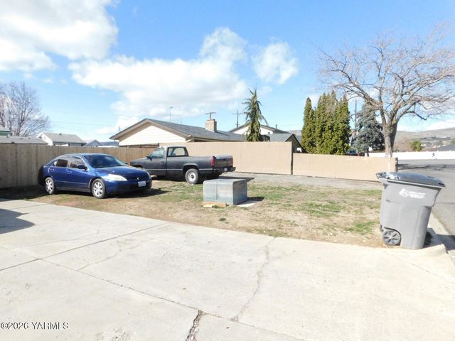 106 Sky Vista Pl, Yakima, WA 98901