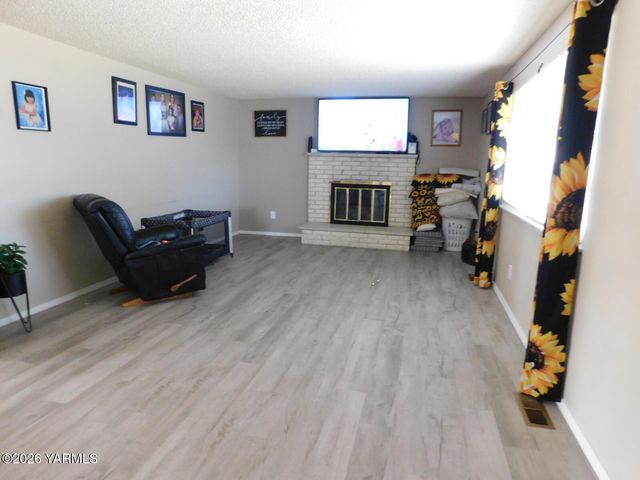 106 Sky Vista Pl, Yakima, WA 98901