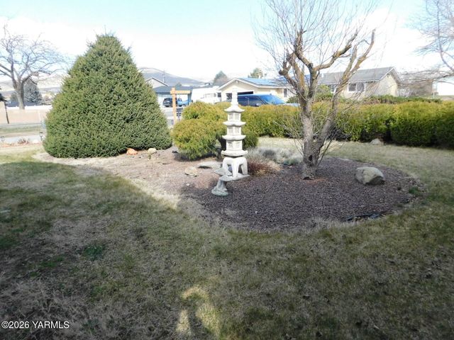106 Sky Vista Pl, Yakima, WA 98901