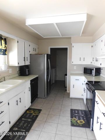 106 Sky Vista Pl, Yakima, WA 98901