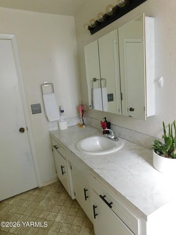 106 Sky Vista Pl, Yakima, WA 98901