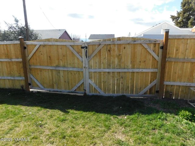 106 Sky Vista Pl, Yakima, WA 98901