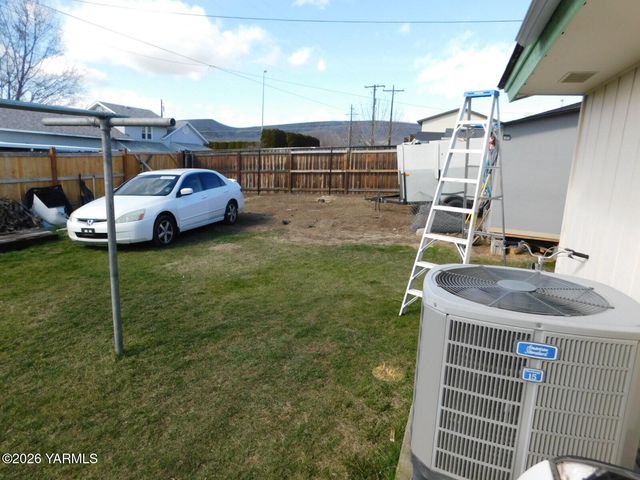 106 Sky Vista Pl, Yakima, WA 98901