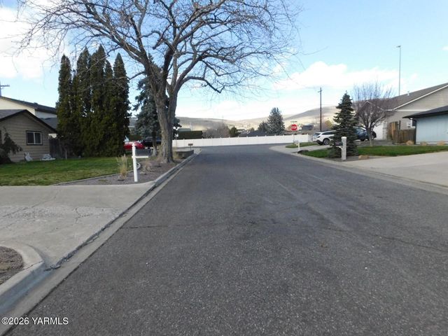 106 Sky Vista Pl, Yakima, WA 98901