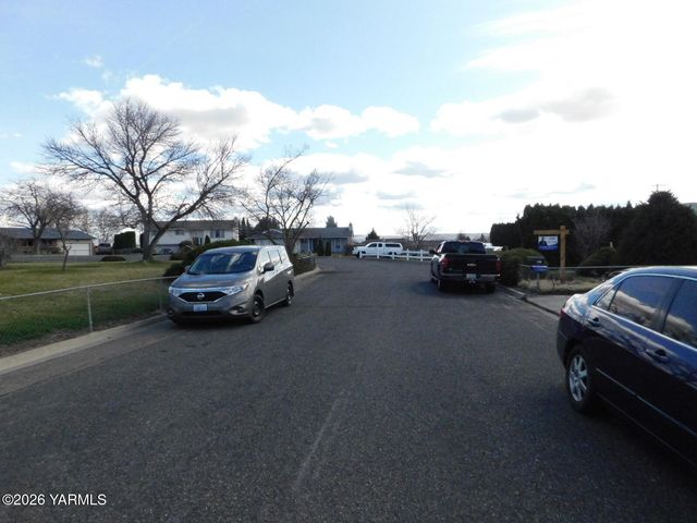 106 Sky Vista Pl, Yakima, WA 98901