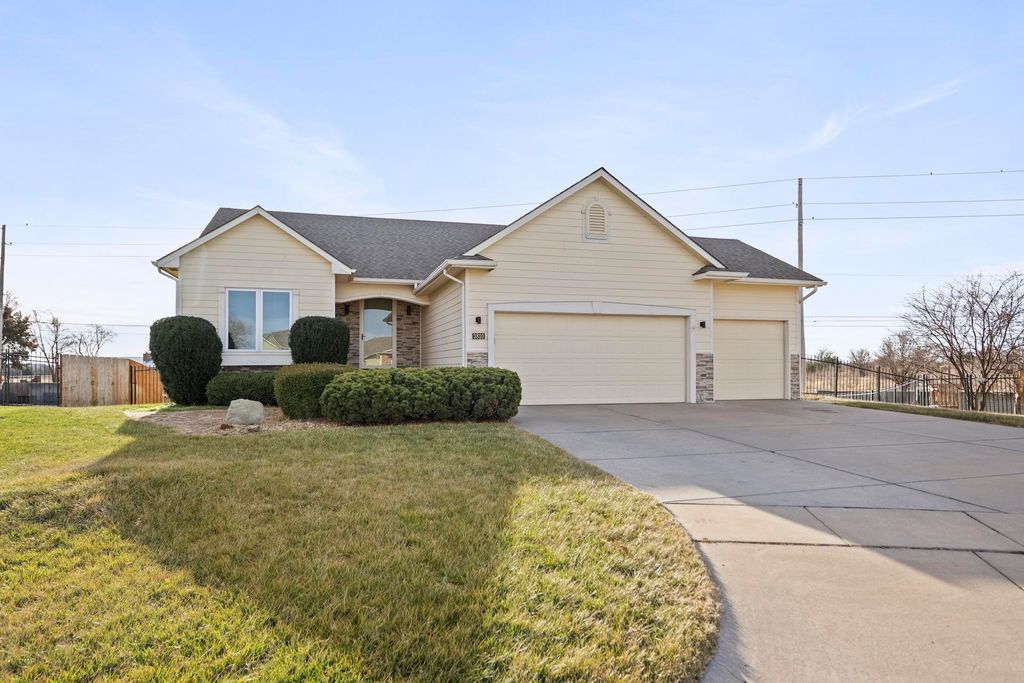 3810 N Rutgers Ct, Maize, KS 67101