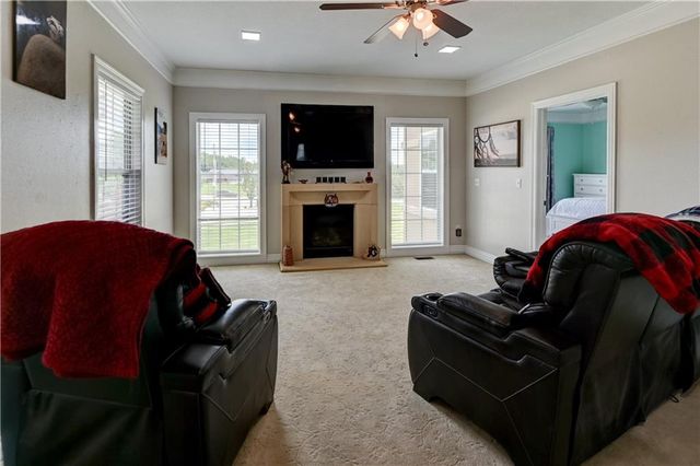 801 NE Sonora Valley Circle, Blue Springs, MO 64014