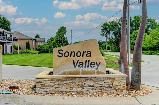 801 NE Sonora Valley Circle, Blue Springs, MO 64014