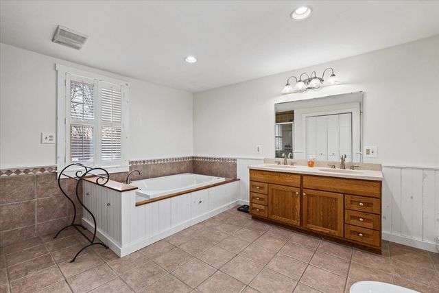 127 N Main St, West Boylston, MA 01583