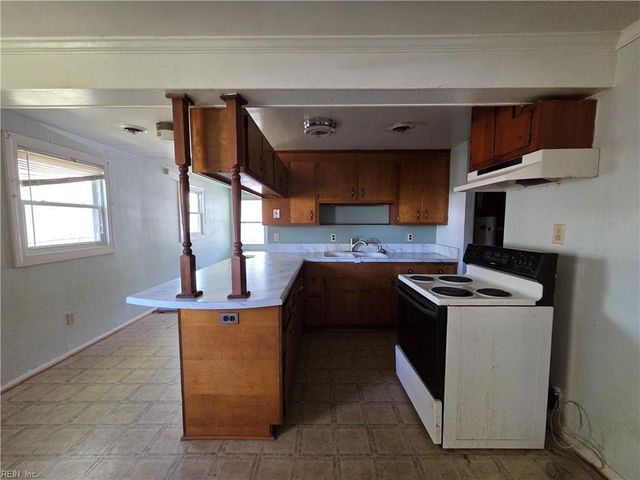 4 Jordan DR, Hampton, VA 23666