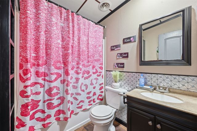 1000 Forest Oaks Street, Azle, TX 76020