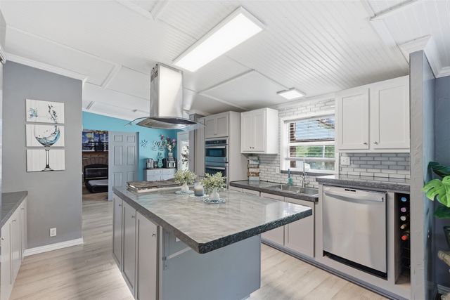 1000 Forest Oaks Street, Azle, TX 76020