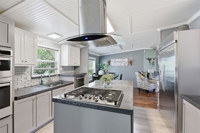 1000 Forest Oaks Street, Azle, TX 76020