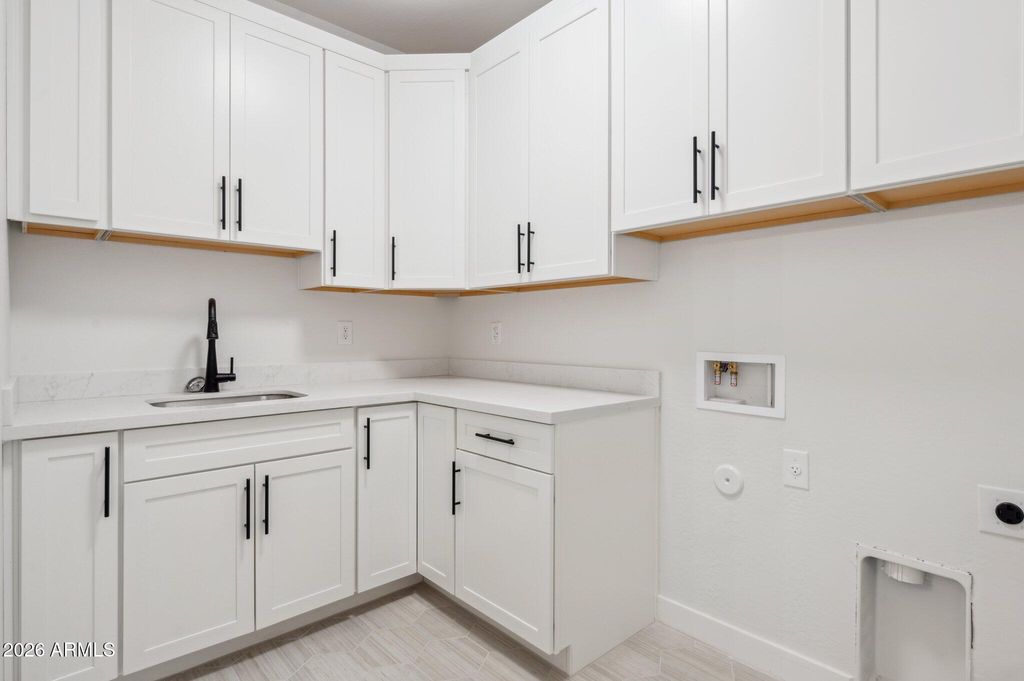 Image 18 of property listing at 1686 E Carriage Lane, Phoenix, AZ 85086