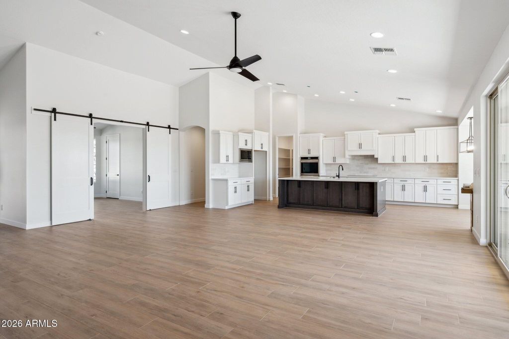 Image 2 of property listing at 1686 E Carriage Lane, Phoenix, AZ 85086