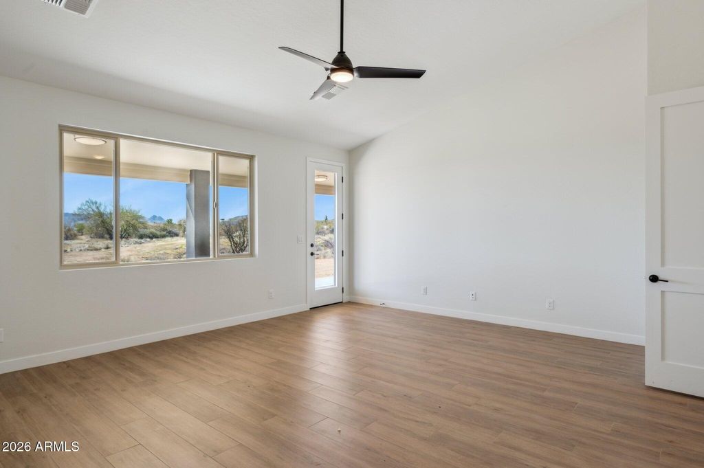 Image 6 of property listing at 1686 E Carriage Lane, Phoenix, AZ 85086