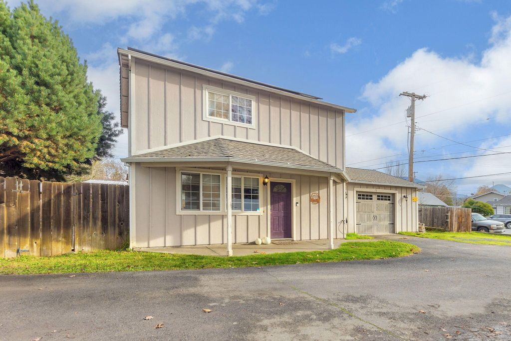1110 SW Bridge Street, Grants Pass, OR 97526
