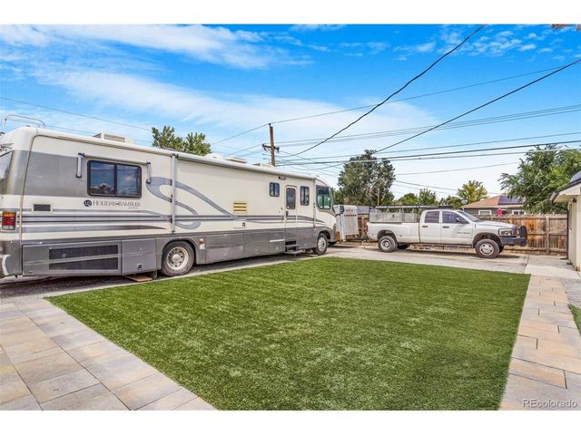 884 Vaughn St, Aurora, CO 80011