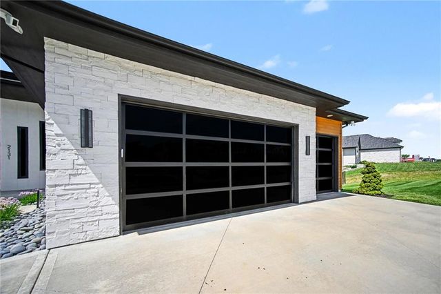 2131 NW Palisades Drive, Riverside, MO 64150