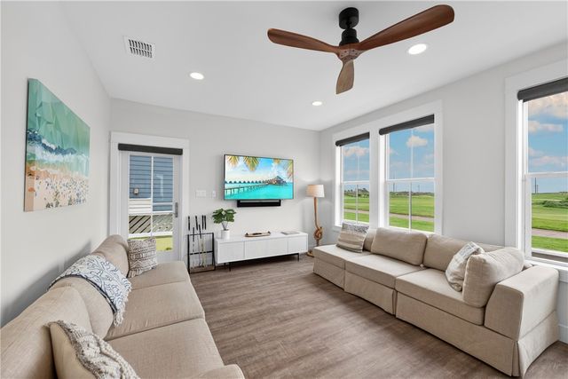 180 Sunset Ave, Port Aransas, TX 78373
