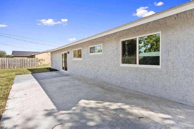 2075 7th Court SW, Vero Beach, FL 32962