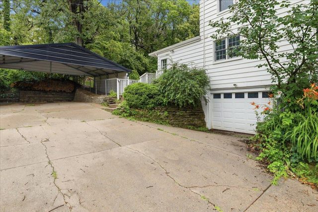 1239 CRESCENT Drive, Council Bluffs, IA 51503