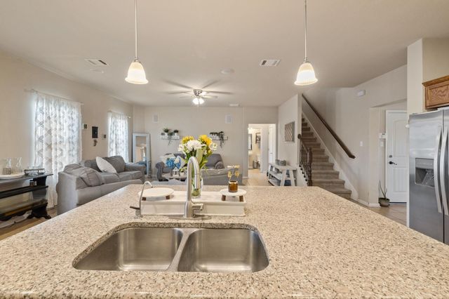 209 Anderson ST, Hutto, TX 78634