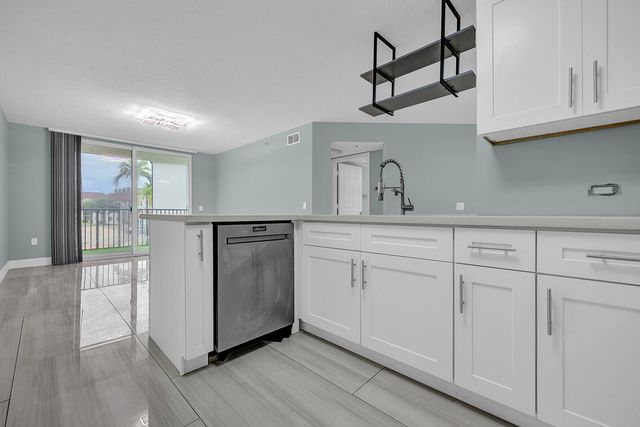 1010 Villa Circle, Boynton Beach, FL 33435