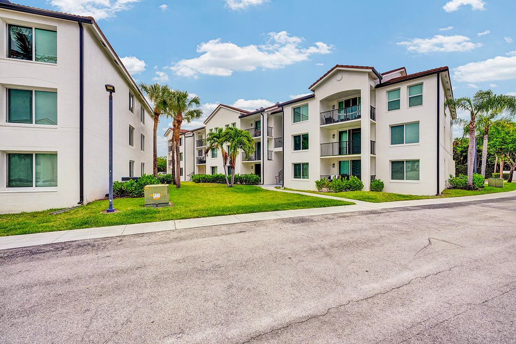 1010 Villa Circle, Boynton Beach, FL 33435