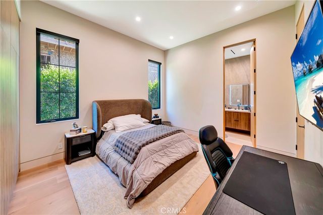 5507 Vanalden, Tarzana, CA 91356