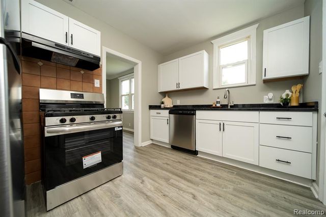36807 Jefferson Avenue, Harrison Twp, MI 48045
