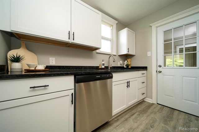 36807 Jefferson Avenue, Harrison Twp, MI 48045