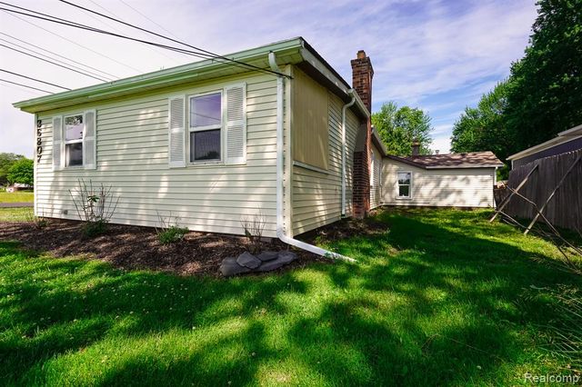 36807 Jefferson Avenue, Harrison Twp, MI 48045