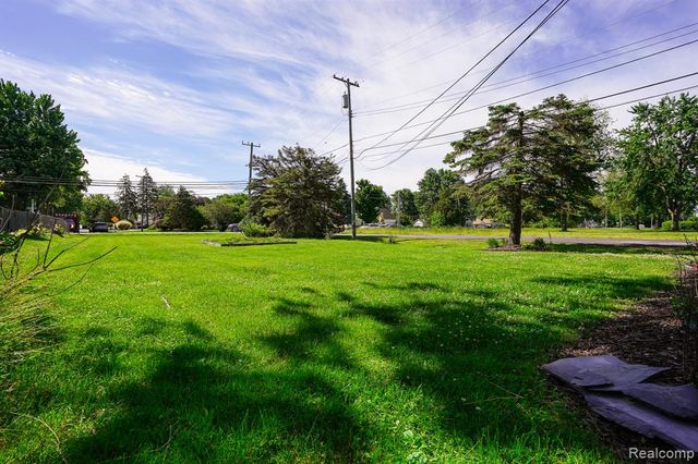 36807 Jefferson Avenue, Harrison Twp, MI 48045