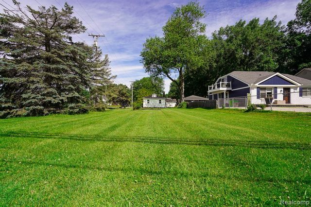 36807 Jefferson Avenue, Harrison Twp, MI 48045