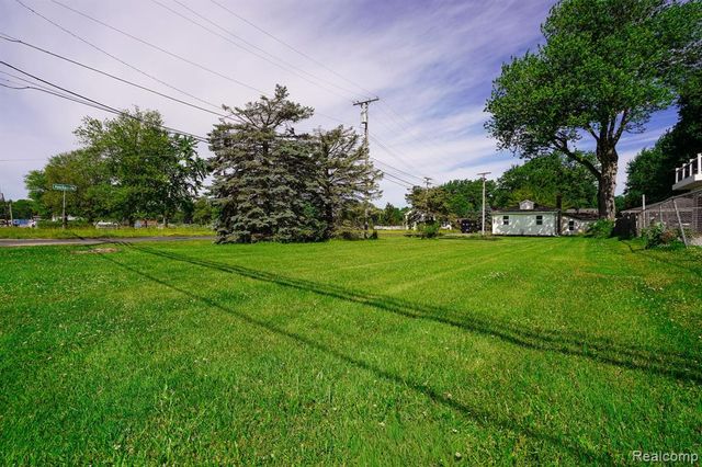 36807 Jefferson Avenue, Harrison Twp, MI 48045