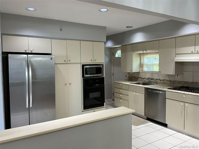 195 Central Park Road, Plainview, NY 11803
