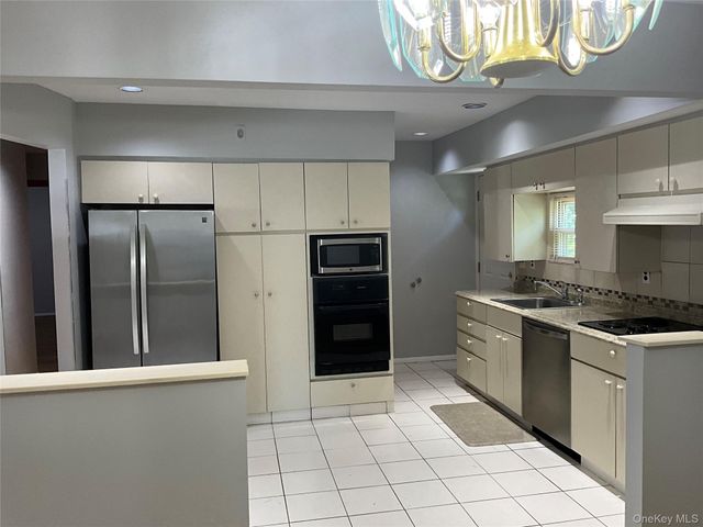 195 Central Park Road, Plainview, NY 11803