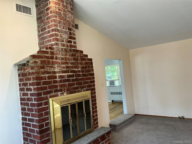 195 Central Park Road, Plainview, NY 11803