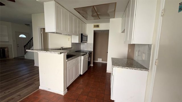 800 Country Place Drive 205, Houston, TX 77079
