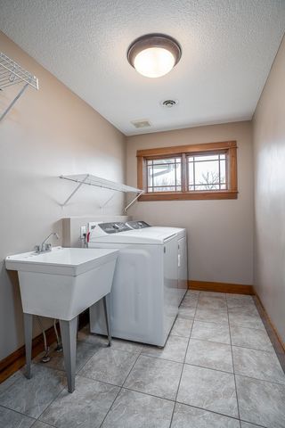 2891 Grandview Drive, Bettendorf, IA 52722