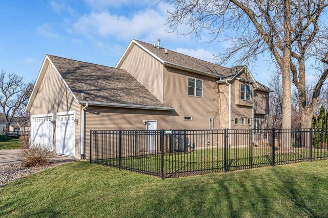 2891 Grandview Drive, Bettendorf, IA 52722