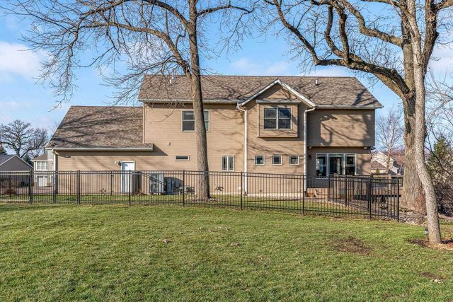 2891 Grandview Drive, Bettendorf, IA 52722