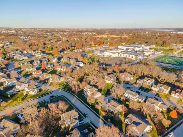 2891 Grandview Drive, Bettendorf, IA 52722