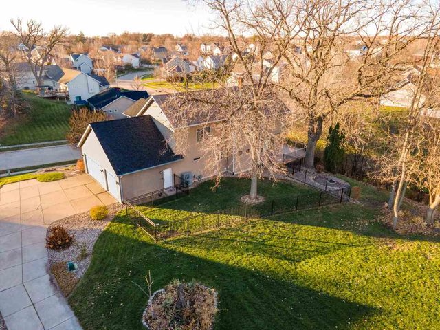 2891 Grandview Drive, Bettendorf, IA 52722